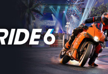 Une moto de course de couleur vive penchant dangereusement dans un virage serré sur un circuit professionnel ensoleillé.