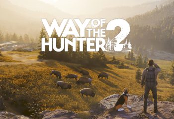 Une vue à travers des jumelles montrant un ours brun dans une forêt dense de haute montagne.