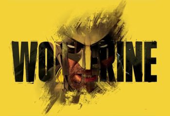 Un verre de whisky posé à côté de griffes d'adamantium rétractées sur un comptoir en bois